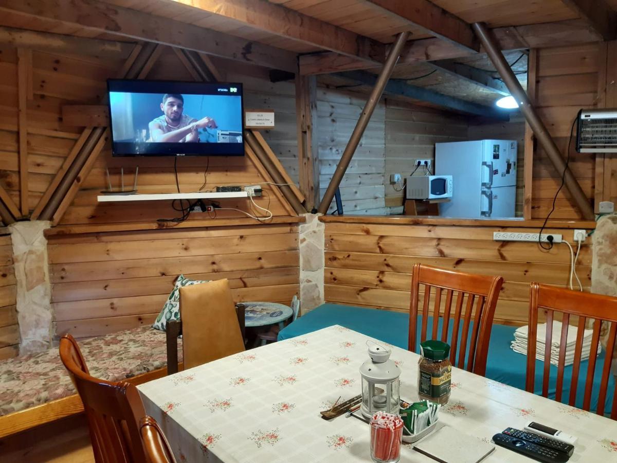 בקתת עץ בחורש במנות - דום גיאודזי - Wooden Cabin In Manot 외부 사진