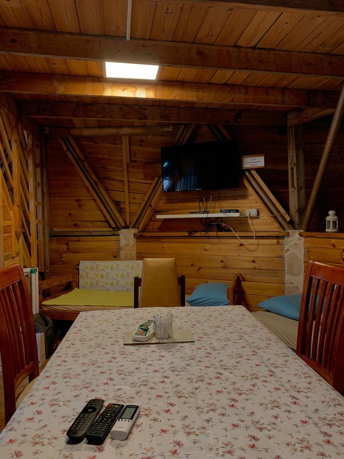בקתת עץ בחורש במנות - דום גיאודזי - Wooden Cabin In Manot 외부 사진