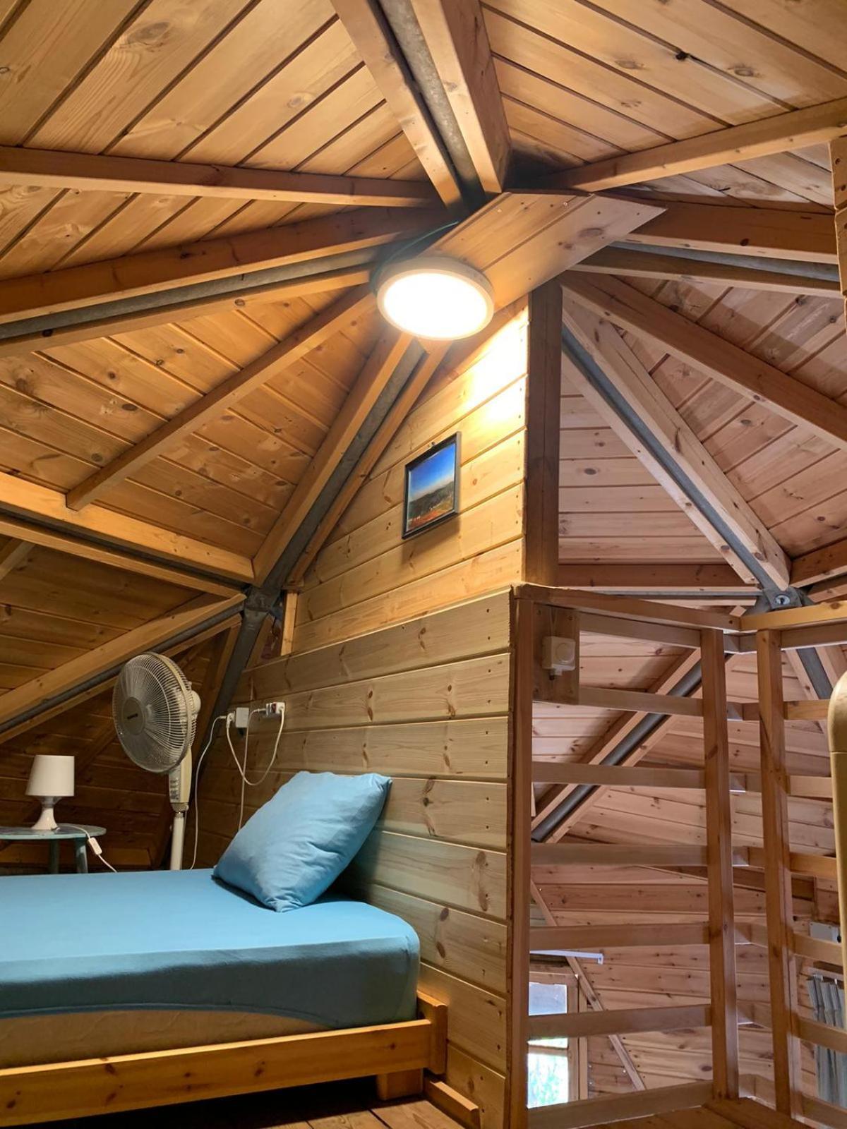 בקתת עץ בחורש במנות - דום גיאודזי - Wooden Cabin In Manot 외부 사진