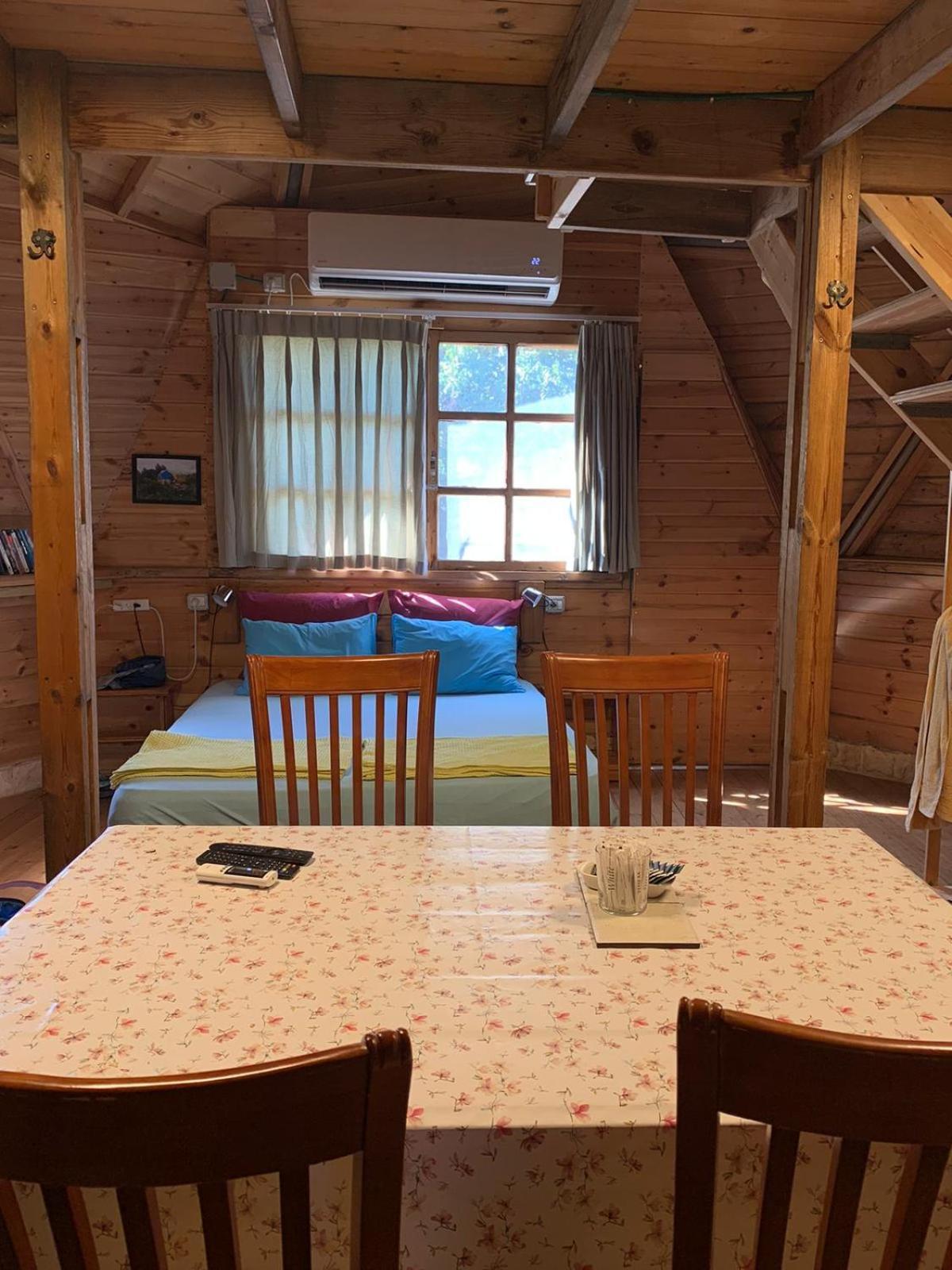 בקתת עץ בחורש במנות - דום גיאודזי - Wooden Cabin In Manot 외부 사진